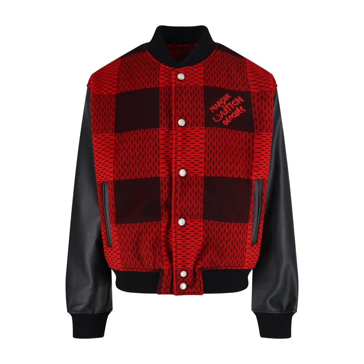 🅿️760 1v red checkerboard patchwork leather baseball jacket. Contrasting tension red and black checkerboard fabric + matte black leather sleeves. The roughness of the retro checkered pattern and the coolness of the leather collide with the visual sharpness, making the appearance a focal point. The "MARCQUES LOUIS VUITTON" logo on the chest hides the brand's genes, and the pearl white buttons are the finishing touch, and there is sophistication hidden in the looseness. Style adaptation: loose dropped shoulders + short tailoring, which can not only create a casual look on the street, but also bring out a neat aura, and is suitable for all daily/commuting/light social scenarios. Size:46-48-50-52